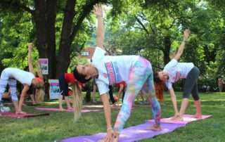 Lekce jogy zdarma - Joga v Parku na Kampe – Cvicte jogu s nami 2021