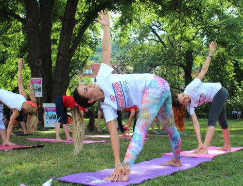 I letos lekce jógy zdarma v Parku Na Kampě – Cvičte jógu s námi 2021